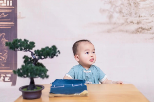 九江怀孕肚子中间凹两边凸